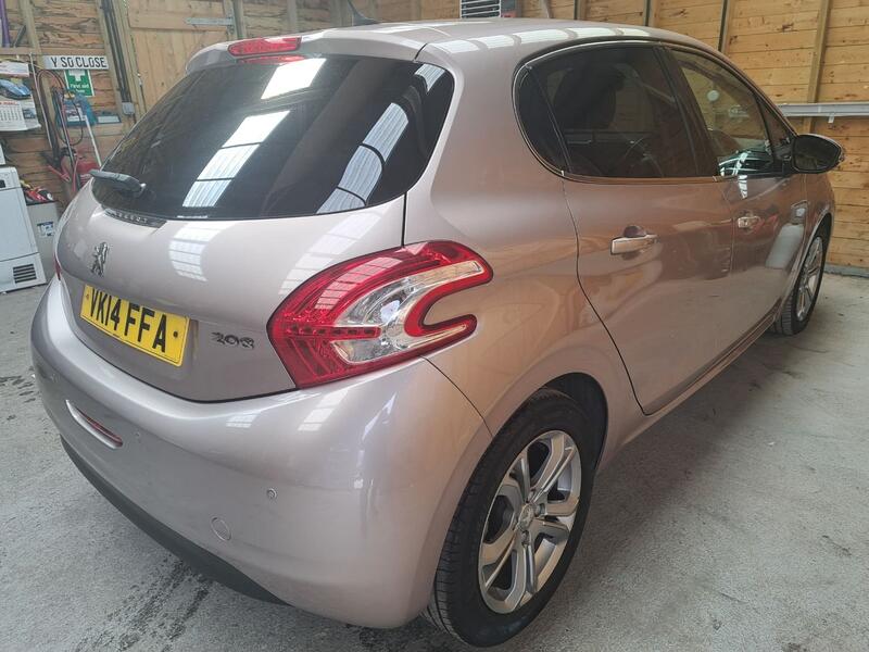 View PEUGEOT 208 1.6 VTi Allure