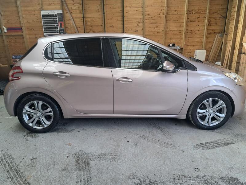 View PEUGEOT 208 1.6 VTi Allure