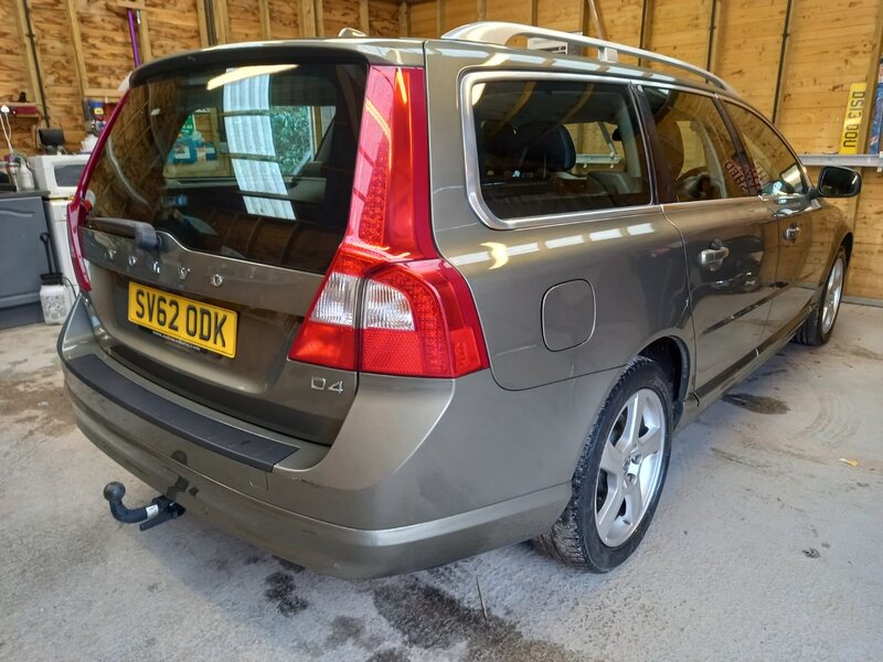 View VOLVO V70 D4 SE LUX