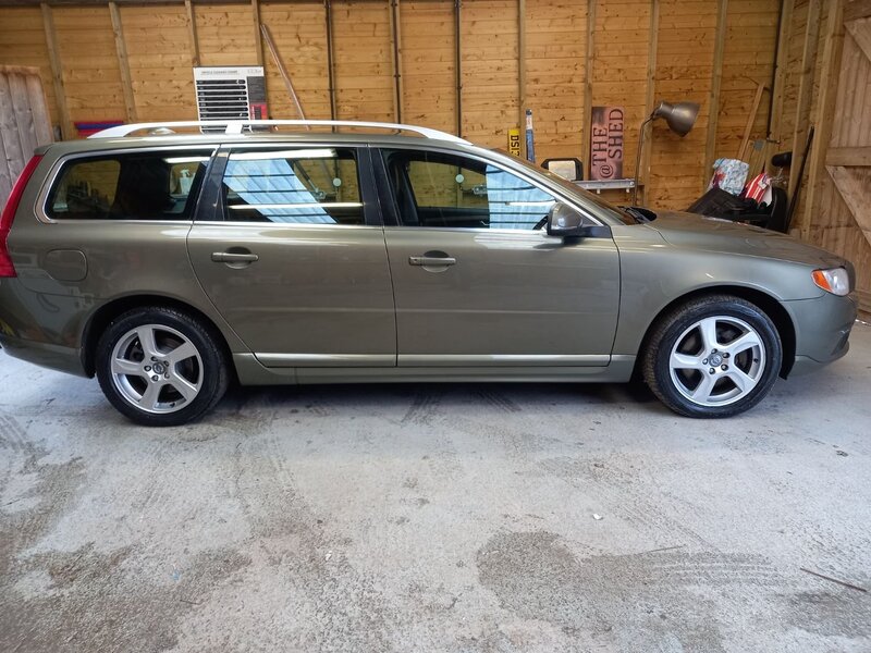 View VOLVO V70 D4 SE LUX