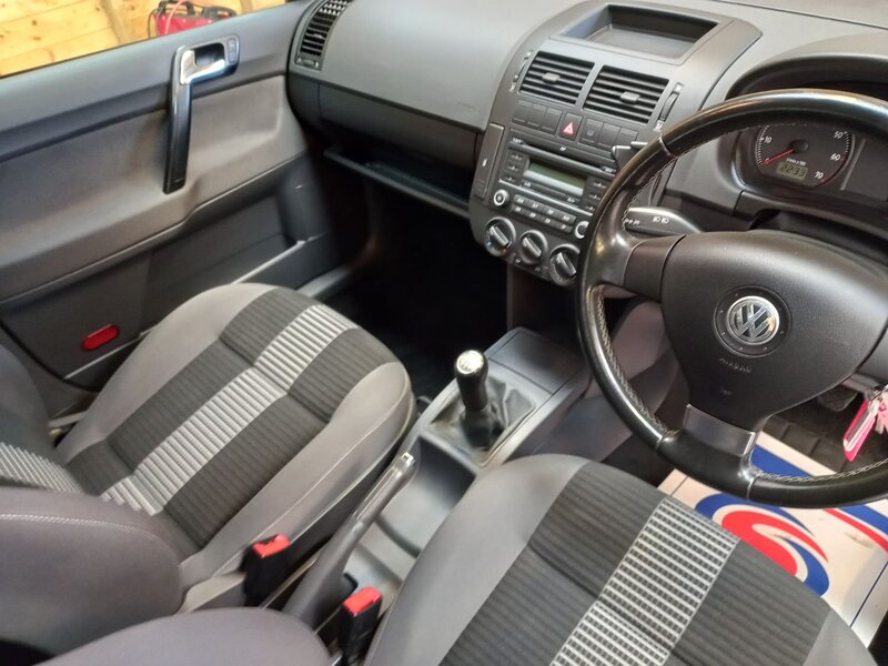 VOLKSWAGEN POLO