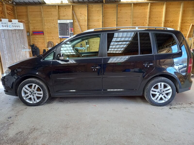 VOLKSWAGEN TOURAN