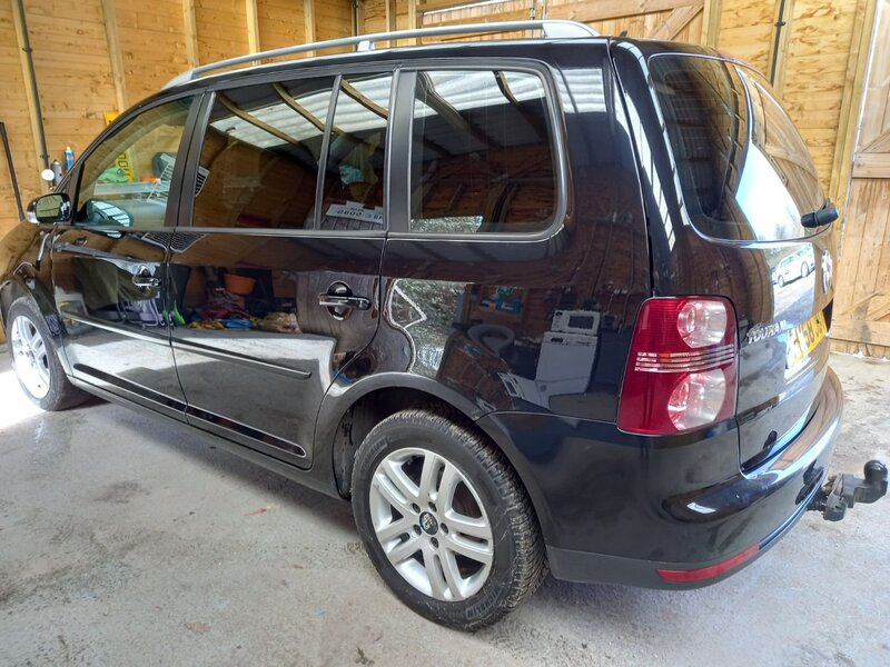VOLKSWAGEN TOURAN