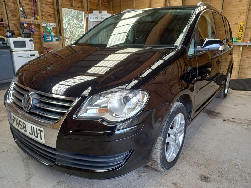 VOLKSWAGEN TOURAN