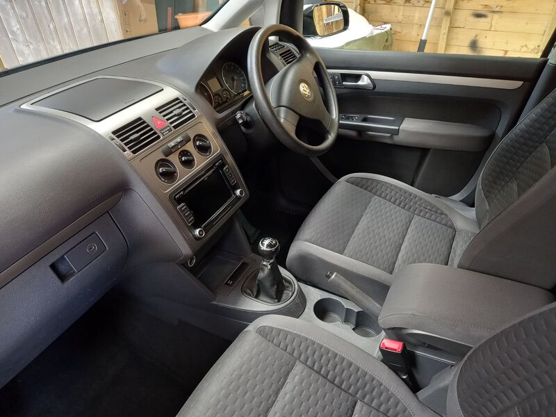 VOLKSWAGEN TOURAN