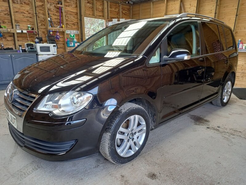 VOLKSWAGEN TOURAN
